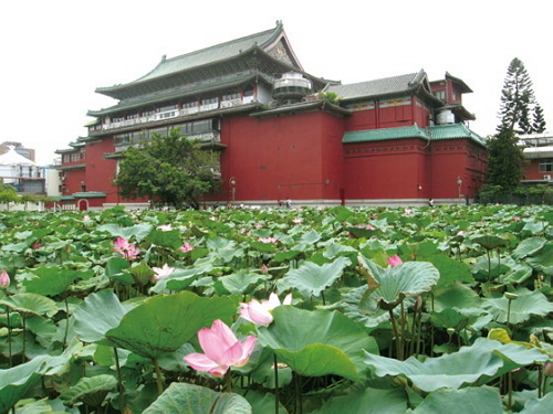 In days gone by, lush Taipei BotanicalGarden was a green oasis and a paradisefor couples in love. (Photo: WangNengyou)